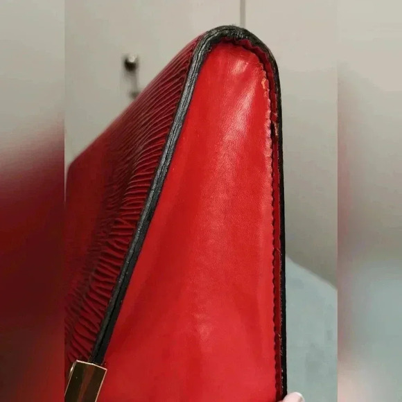 LOUIS VUITTON Epi Art Deco Clutch Red on chain - Picture 14 of 16